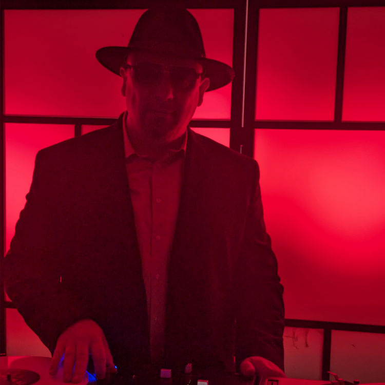 DJ Yann Naë en performance à Le Ministry of Sound à Londres