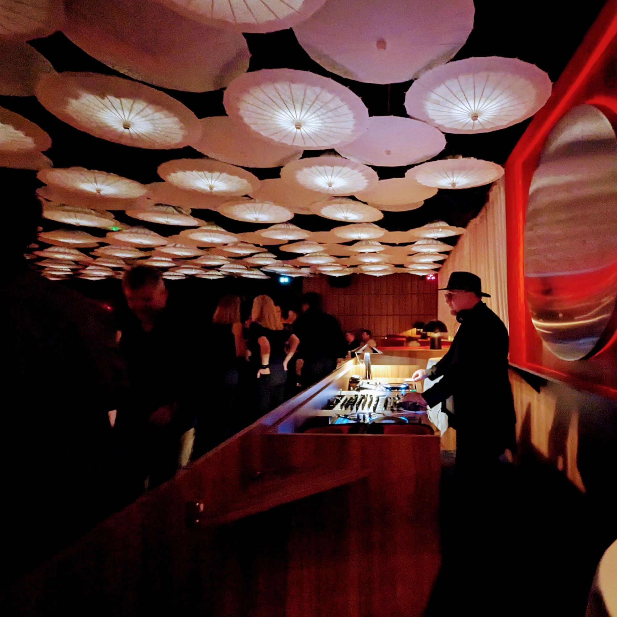 DJ Yann Naë en performance à Montpellier au LILI