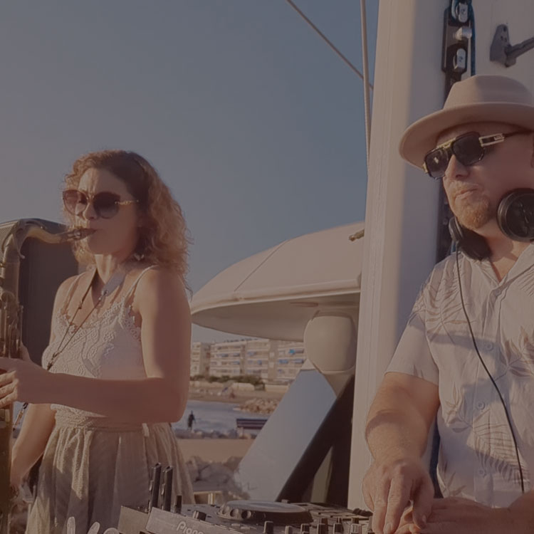 DJ Yann Naë en performance catamaran